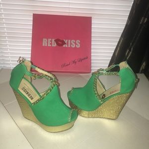 Red Kiss Gold Coutore Green Chain Wedges